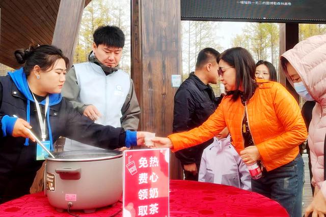 内蒙古图博勒国家森林公园：金秋盛景引客来 安全守护畅游园