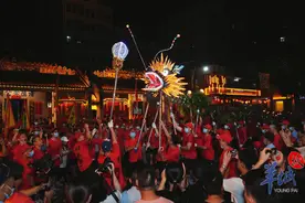 火龙点亮中秋夜！广州白云均禾街上演原生态舞火龙盛景图片