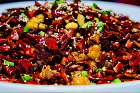 在糖酒会现场，机器人精准复刻川菜图片