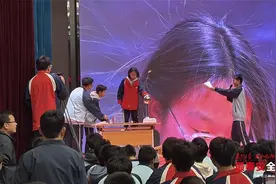 泰安三中新校举办物理实验秀 “00后”让物理知识“燃”起来图片
