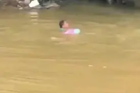 拍客｜八岁女童溺水 钓友果断跳入水中单腿支撑按压：晚一分钟都难救活图片