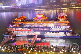 重庆“两江游”火爆，春节夜景引游客争相打卡图片