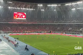 武磊梅开二度！世预赛国足4:1新加坡图片