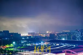 雨后夜晚乌云散白云至，延时摄影看云卷云舒图片