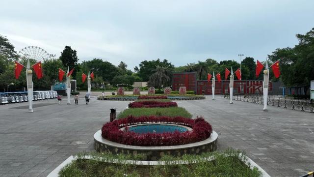 红旗映繁花！柳北已换上国庆“限定皮肤”~