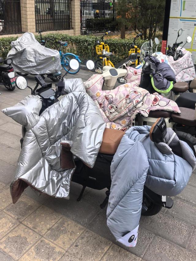 调查｜九成电动车加装挡风被，御寒“神器”为何变夺命利器