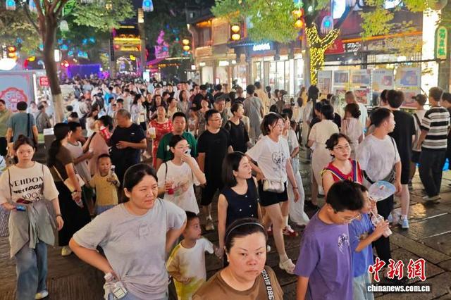 南京城南老街入夜人气旺