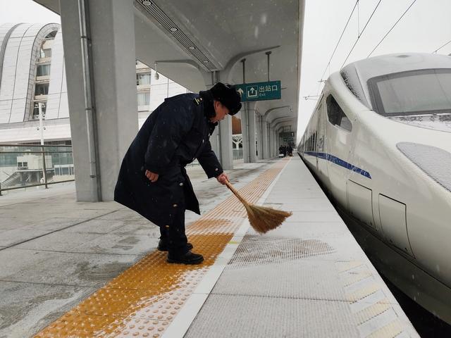 扫积雪加防滑，优化售票窗口……各大火车站保旅客平安出行