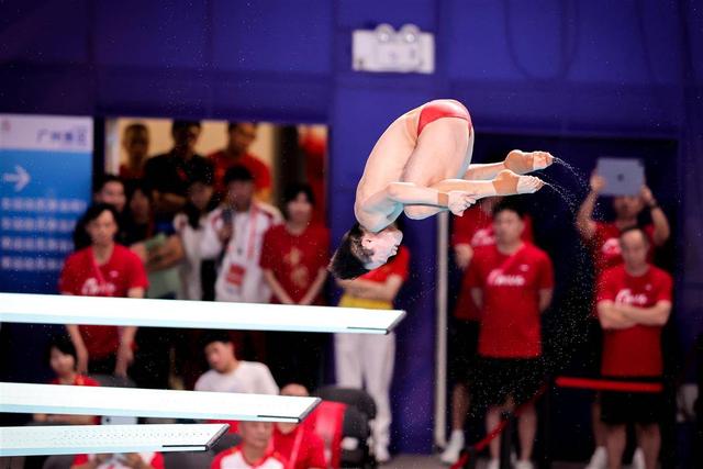 十五运跳水：王宗源男子三米板锁定鄂军开幕后首金 赛后被全红婵借金牌合影