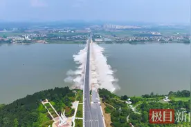 爆破瞬间：老桥“浪涌谢幕”  新桥“淡定围观”图片