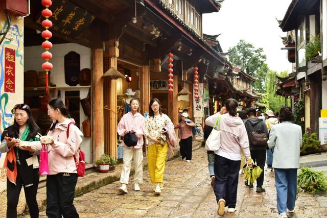 慢享时光！束河古镇暑期日均迎客超3万人次