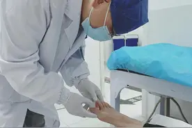 爱啃足趾不洗脚，13岁男孩无奈拔甲图片
