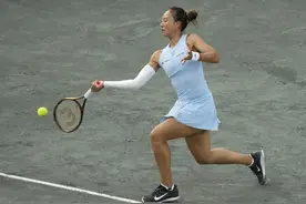 郑钦文刚刚赢球的查尔斯顿站为啥是绿土？图片