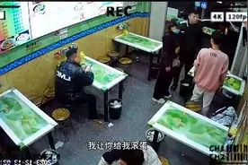 “顾客疑因多加小料被馄饨店老板推搡”事件续：多家同名馄饨店被网暴图片