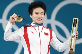 最后一举上演大逆转！举重女子49公斤级，侯志慧成功卫冕图片