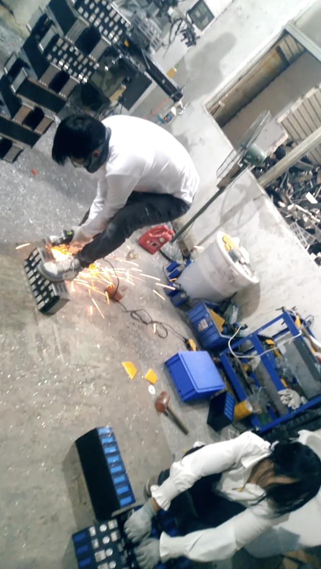 动力电池回收乱象：暴力拆解，再组装“三无产品”