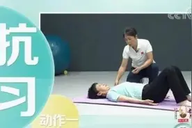 含胸驼背显老十岁，多练练这2组动作吧图片