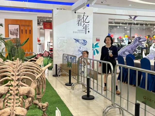 纷纷打卡！国庆首日，“恐龙展”走进商圈