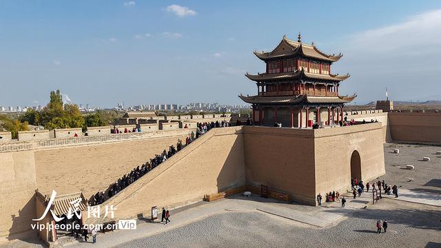 甘肃嘉峪关：大漠雄关迎宾客