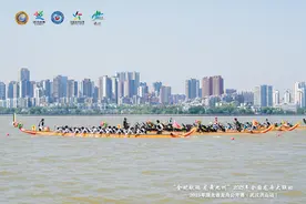 湖北省龙舟公开赛竞渡南湖，周边市民携家带口热情观赏图片