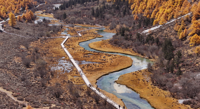 超100万人次创历史同期新高！绚烂秋景+多彩“夜”态解锁稻城亚丁景区“流量密码”