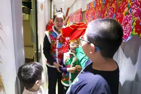 京哈线上“民俗”车厢迎客来图片