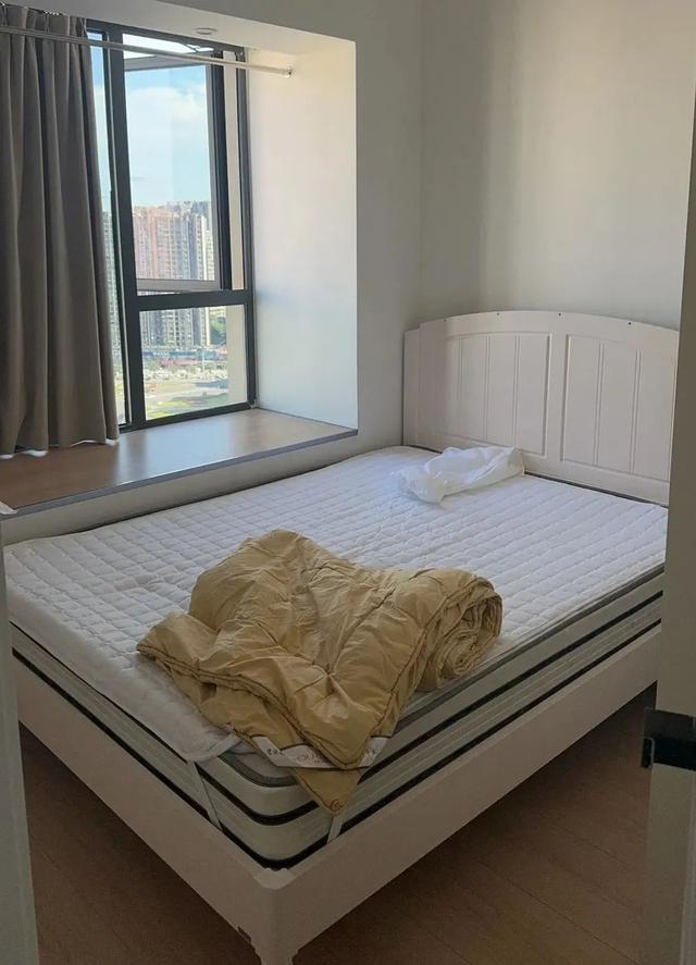 带血枕头从天而降，报警救人的外卖小哥是他！19岁小伙被17岁女友十万元卖到缅甸，被打到失聪，家人支付35万元将其赎回 ｜来听新闻