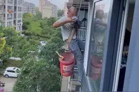 男子高空作业时，获住户阿姨暖心“投喂”：事后想起来仍觉得暖心图片