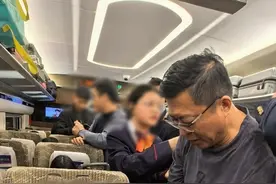 两位青岛民警出差途中做了一件事，收获全车厢乘客鼓掌点赞！图片