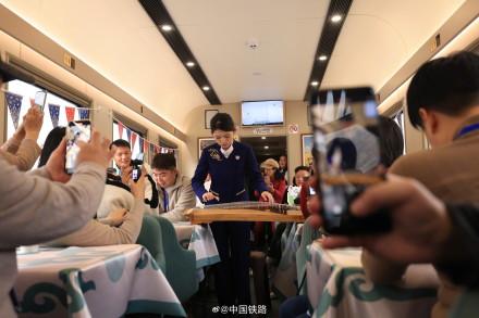 今冬首趟“悠享龙江·银旅号”冰雪旅游列车开行