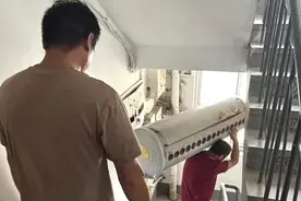 芝罘区福泰社区拆除废弃太阳能热水器 保障居民生命财产安全图片