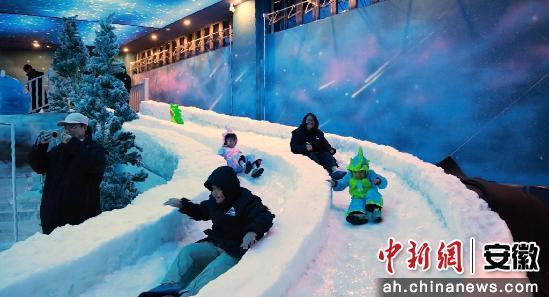 皖南首个室内冰雪综合体成暑期亲子游热门之选