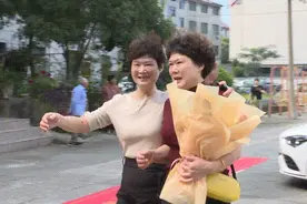 失散50年的双胞胎姐妹，团圆了！图片