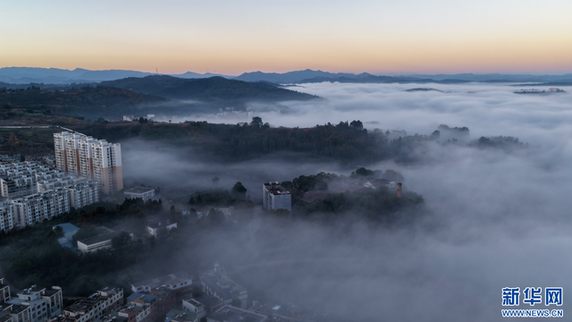 云南曲靖：雾漫城乡 云绕山峦