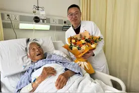 这段温情的医患故事，由两位崇明人共同书写图片