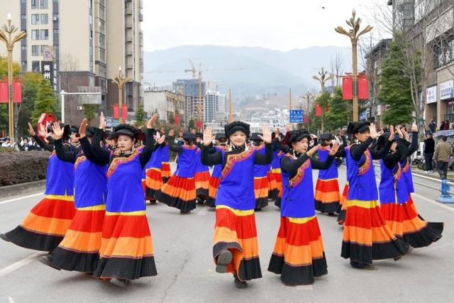【冬季暖阳 凉山不凉】点燃全场！越西达体舞展演活动精彩上演