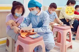 别样过“六一”，这群孩子在病房赢小礼品图片