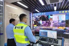 国庆首日外滩人潮涌动，警方高效管控保平安图片