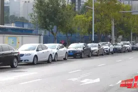 福州市区这条路竟成“停车场”？车主：别人停，我也停图片