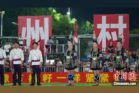 贵州“村超”球场变非遗“秀场”图片