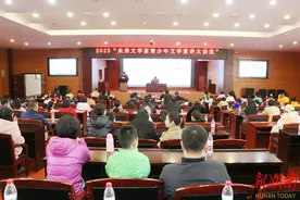张开童话的眼睛看世界 作家陈诗哥做客“青少年文学素养大讲堂”图片