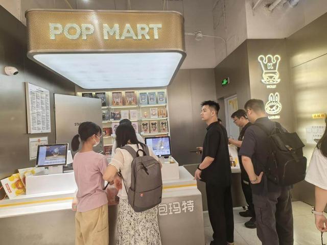 迷你版LABUBU开售秒光，二手降价，IP创新力再引热议
