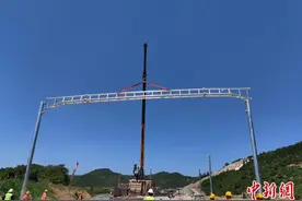 西延高铁接触网工程首组硬横梁架设图片