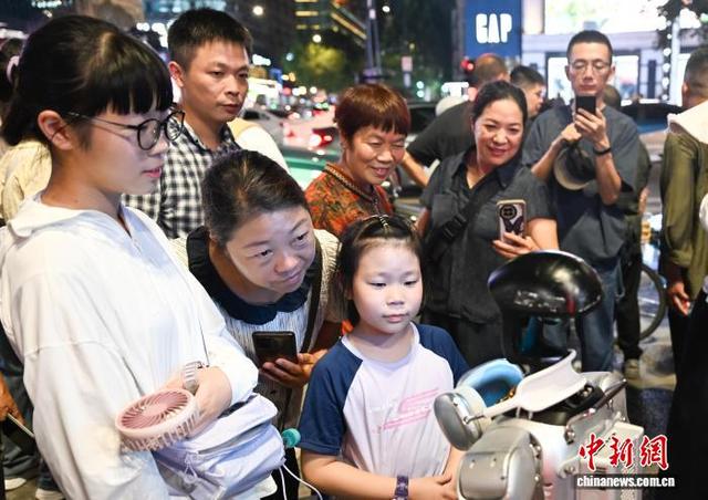 浙江杭州：机器人“逛街”吸引民众