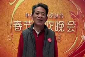 在街头即兴弹琴而走红，这位岳阳老乡在春晚现场给您拜年啦！图片