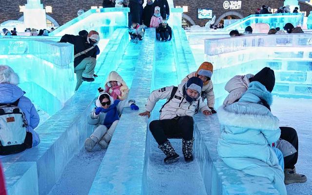 燃情冰雪季｜雪花冰迷宫：呈现冰雪奇幻之旅