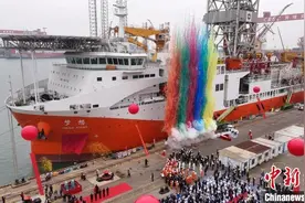 中国首艘超深水大洋钻探船在广州命名试航图片