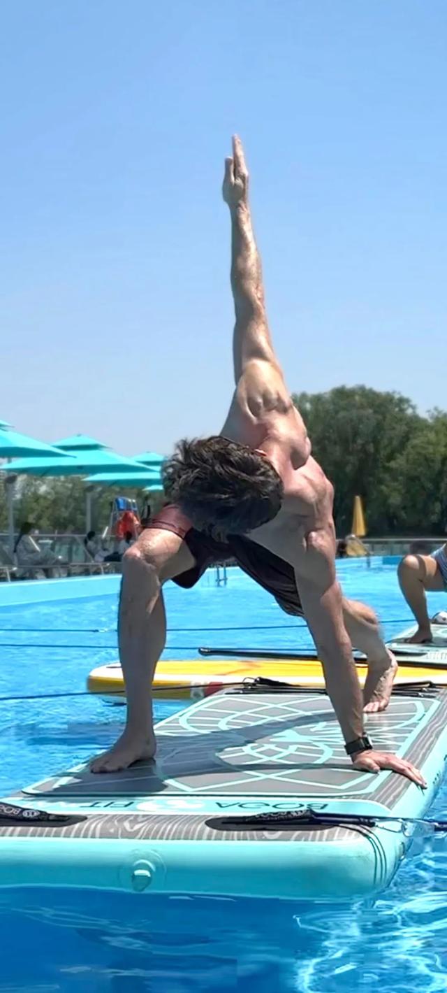 夏日桨板和站在水上的人