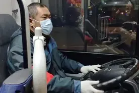 除夕夜的末班车公交司机：不落下每一名“夜归人”图片