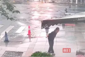 八旬老人踏着积水茫然行走，女子特警队员暖心救助图片